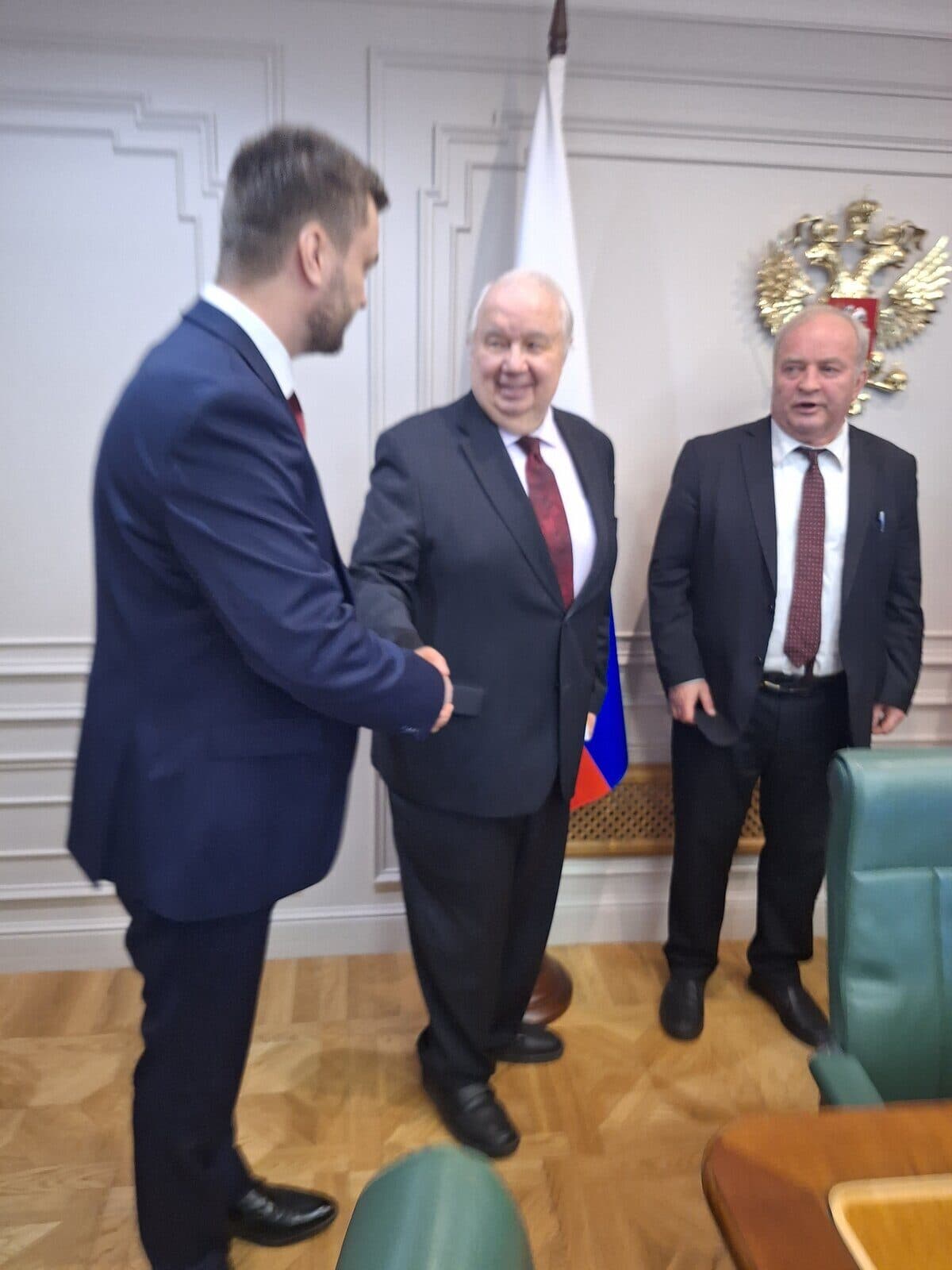Erik Berge shakes hands with Sergey Kislyak in Moscow